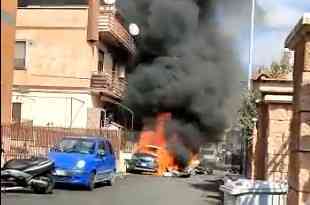 STRAVA U ITALIJI! DIREKTAN SUDAR AVIONA NA NEBU IZNAD RIMA: Jedan se srušio nasred ulice, <span style='color:red;'><b>piloti</b></span> POGINULI!  (VIDEO)